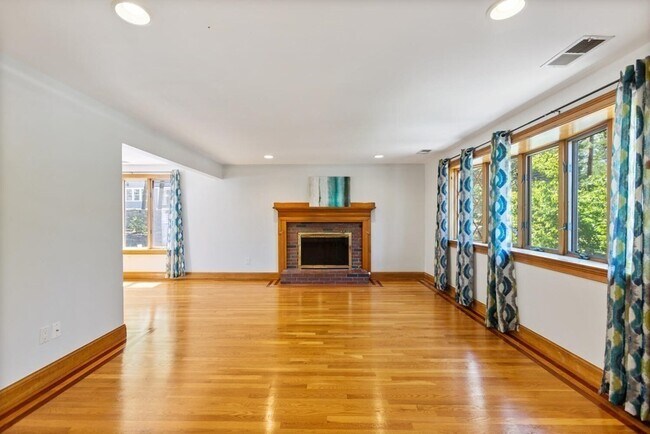 Building Photo - 11 Ingleside Rd