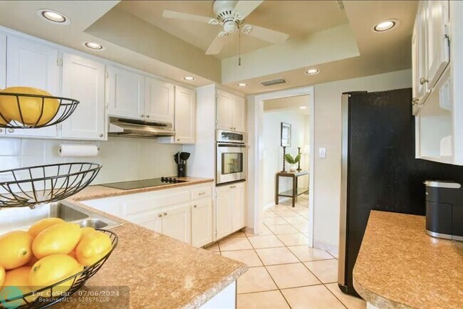 Building Photo - 2020 NE 59th Ct