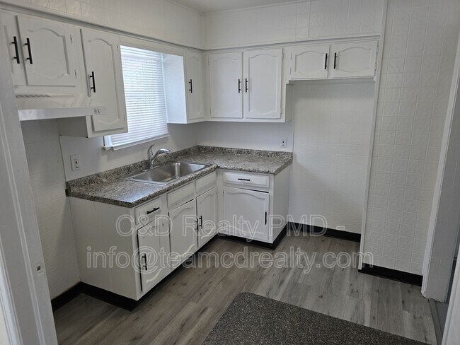 Building Photo - 16404 Lotus Dr