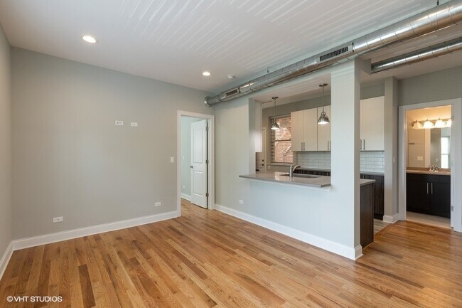 Building Photo - 641 E 49th St