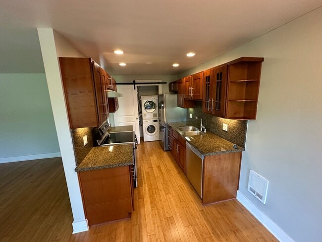 Building Photo - Beautiful Queen Anne Updated 1bd Bath clos...
