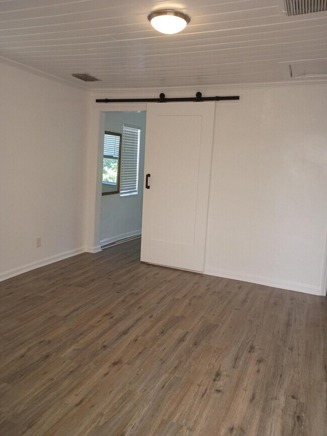 Building Photo - 118 Urquhart St