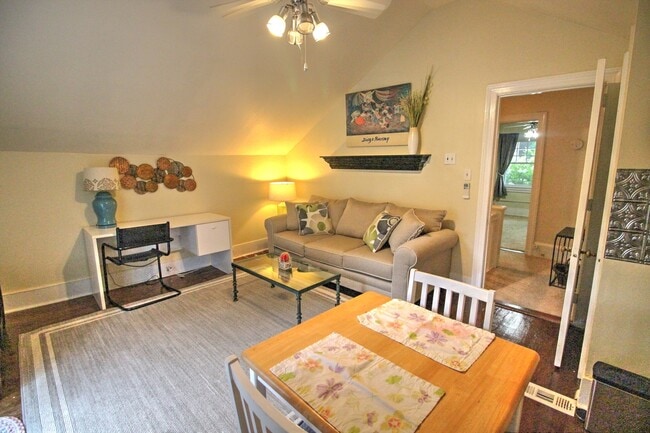 Building Photo - Fully Furnished 1 Bedroom/ 1 Bath near Dow...