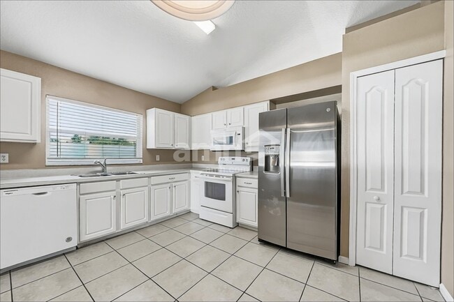 Building Photo - 1107 Summer Breeze Dr