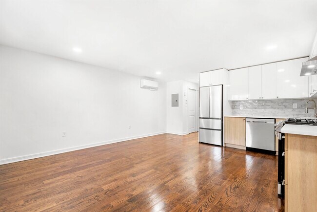 Building Photo - 419 7th St