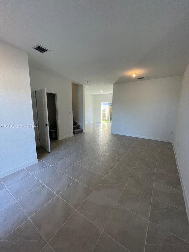 Building Photo - 2634 SE 11th Ct