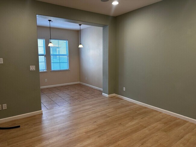 Foto del edificio - Beautiful tri-level Communications Hill home