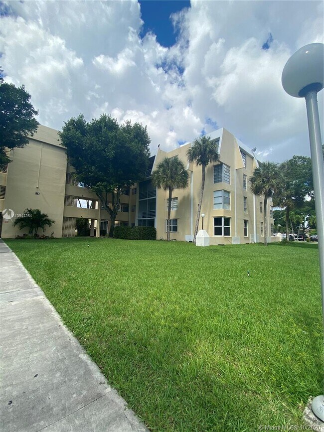 Foto del edificio - 922 NE 199th St