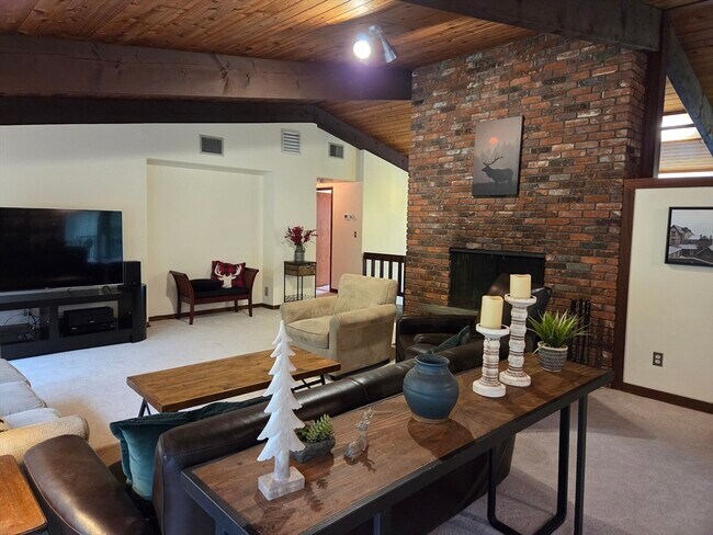 Foto del edificio - 60 Garnet Rock Ln