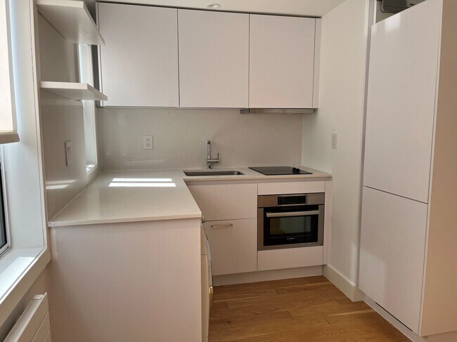 Building Photo - 26 Balmoral Ave