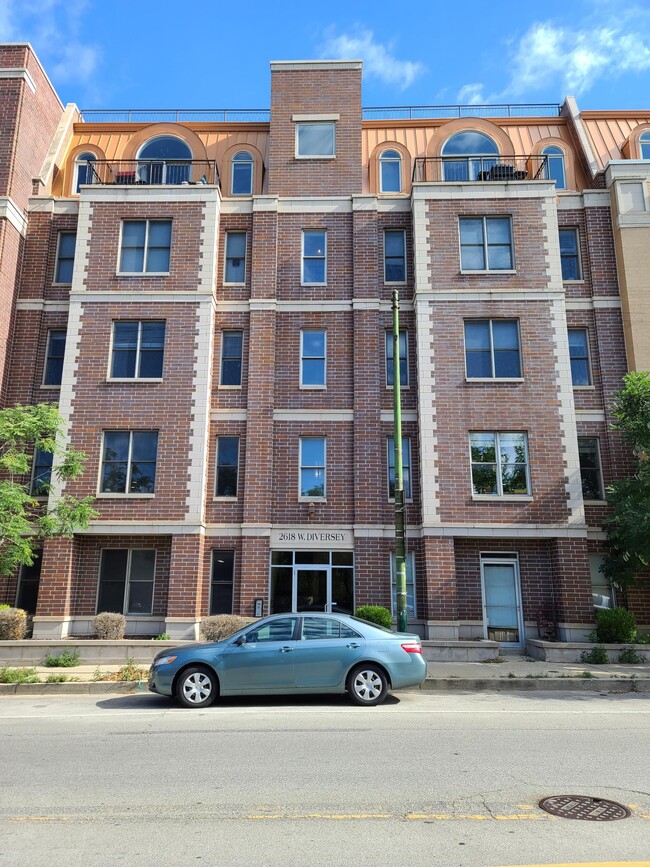 Building Photo - 2618 W Diversey Ave