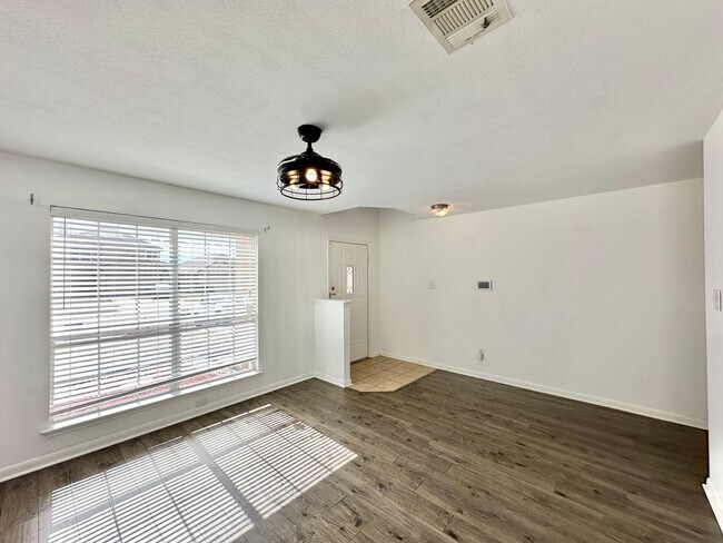 Foto del edificio - $250 Off 1st Month!  Viewable Now!  Small ...