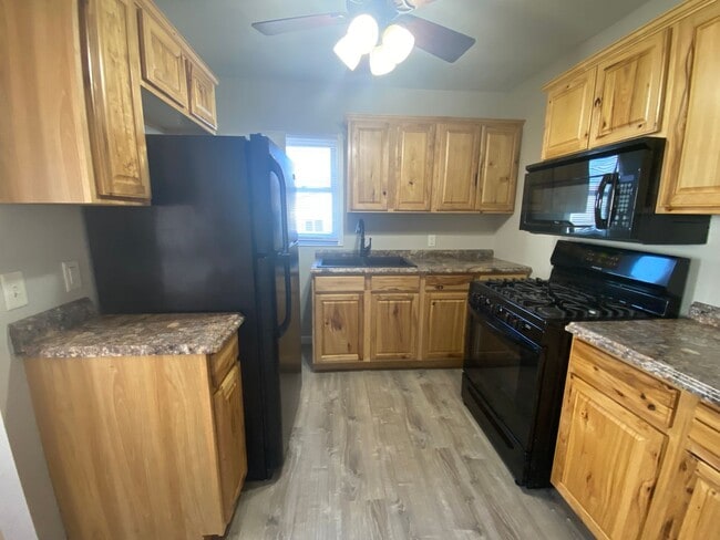 Building Photo - Now Leasing: 1 Bedroom, Home in Waterloo, IA!