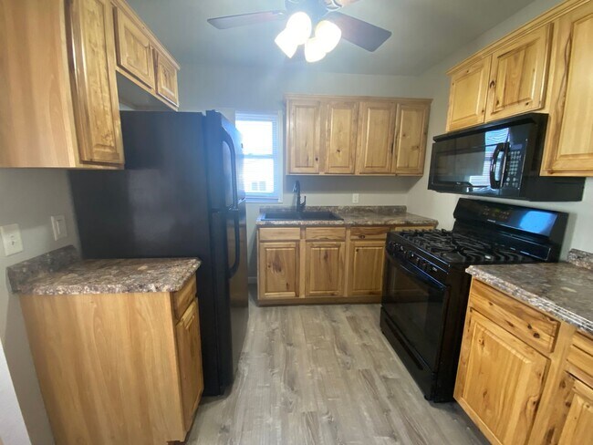 Foto del edificio - Now Leasing: 1 Bedroom, Home in Waterloo, IA!