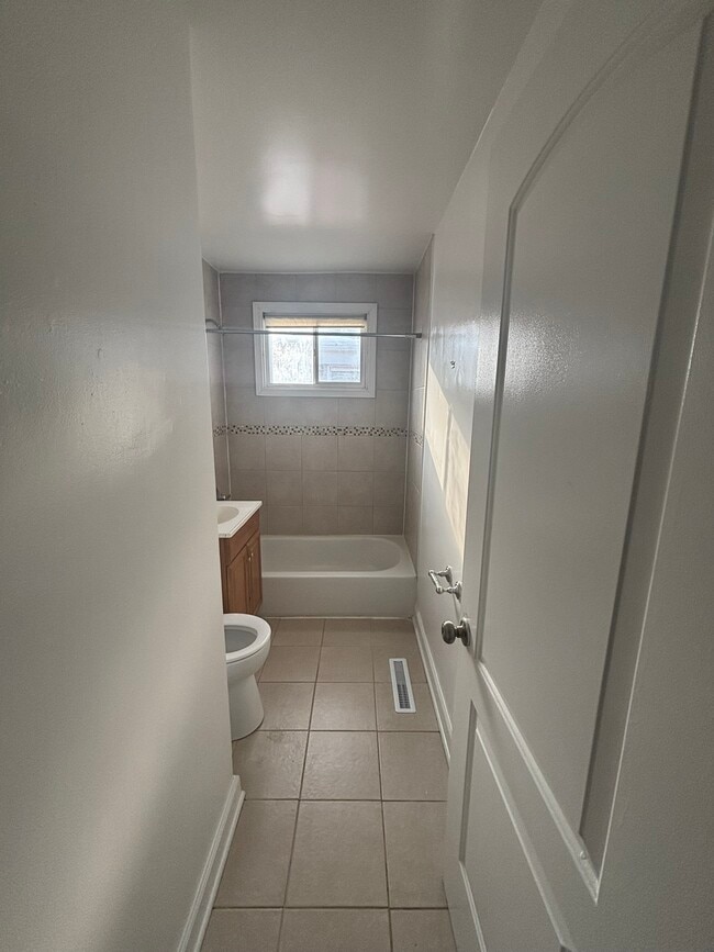 Building Photo - 14311 Woodlawn Ave