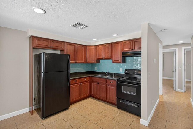 Foto del edificio - 3118 Pine Tree Ave