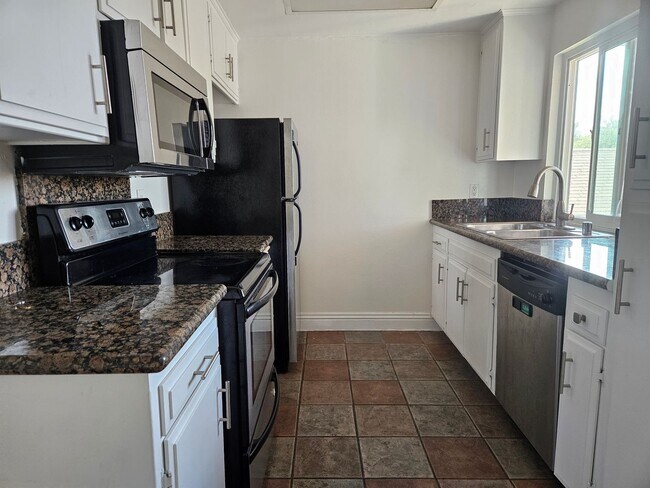 Foto del edificio - 2 bedroom 2 bath with in unit laundry in Hillcrest /North Park!