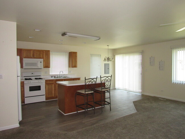 Building Photo - 924 W Bergera Rd