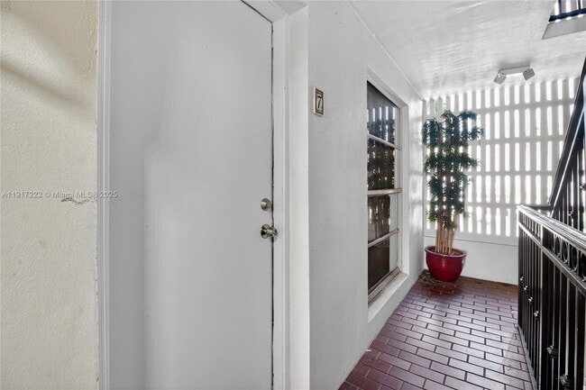 Foto del edificio - 1600 S Le Jeune Rd