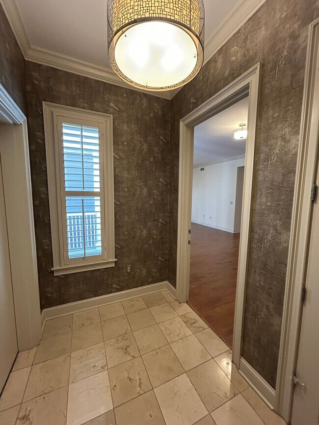 Building Photo - Luxury East Memphis Condo in Gated Communi...