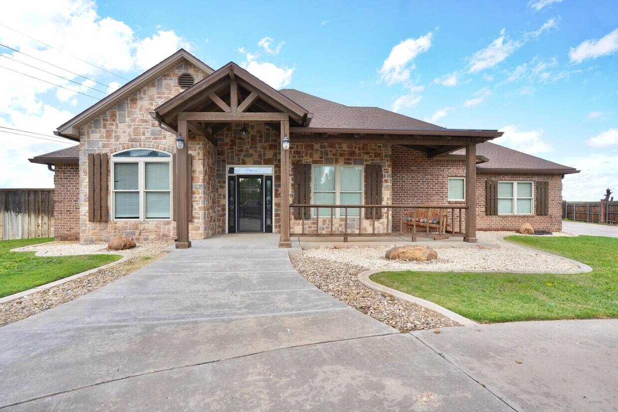 Primary Photo - 4 Bedroom 3 Bathroom Home is Llano Estates!