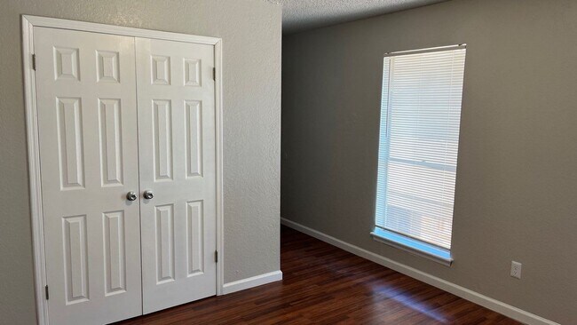 Building Photo - 2 bedroom, 2 bath duplex with a 2 car gara...