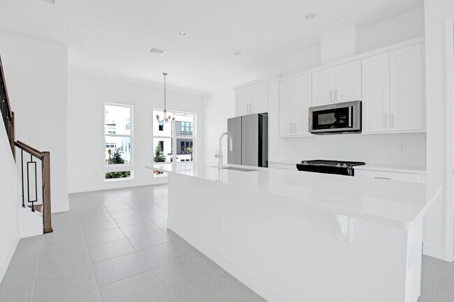 Building Photo - Luxury Town Home - $300 OFF YOUR RENT ON S...