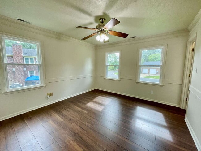 Foto del edificio - Spacious 6-Bedroom Gem In Fayetteville!