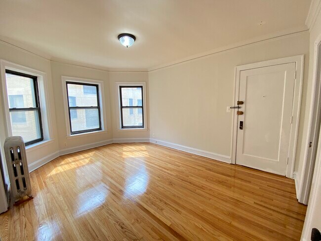 Building Photo - 3927 N Pine Grove Ave