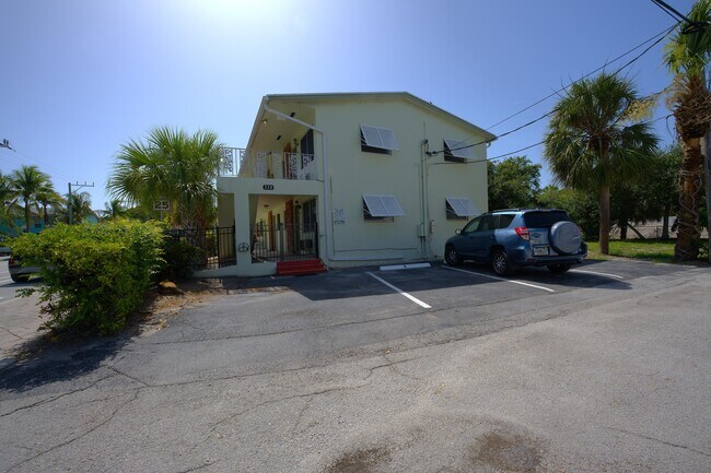 Building Photo - 220 Lucerne Ave