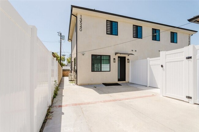 Foto del edificio - 13540 Hamlin St