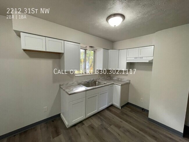 Building Photo - Two bedroom one bathroom townhouse for rent