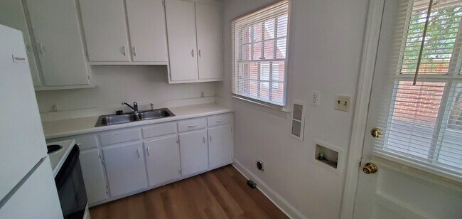 Building Photo - 2 Bedroom Duplex