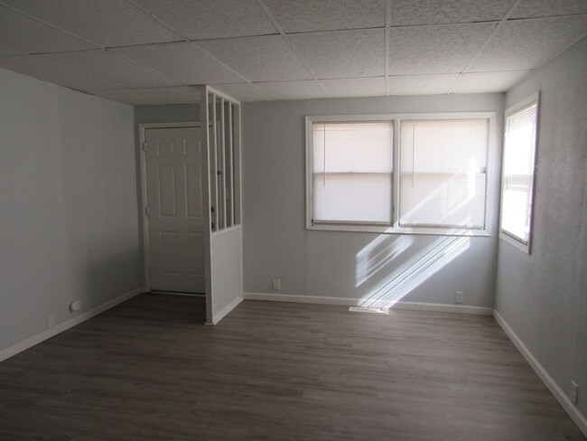 Building Photo - 2 Bed 1 Bath in Triplex