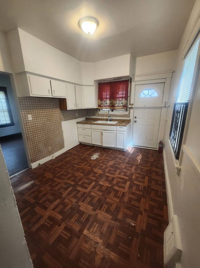 Building Photo - "Discover Your Dream Home: A Spacious 4-Be...