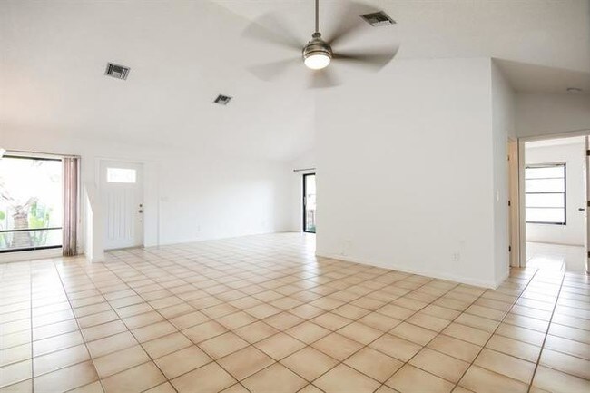 Foto del edificio - 322 SE 32nd St, Cape Coral, FL, 33904
