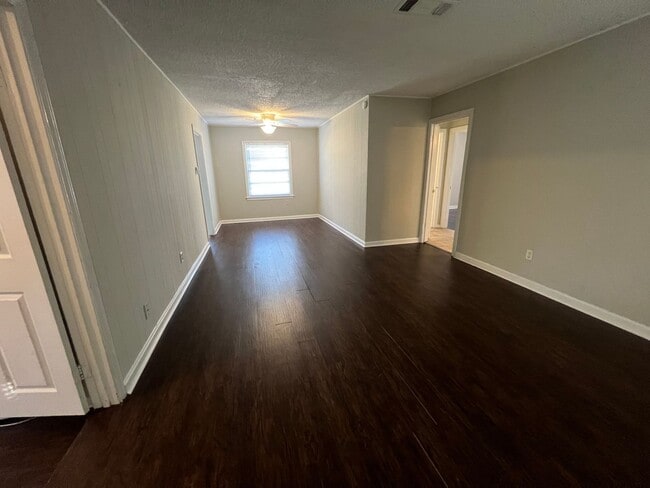 Building Photo - Lovely 3 Bedroom 1 Bathroom Home with a Fenced Backyard!