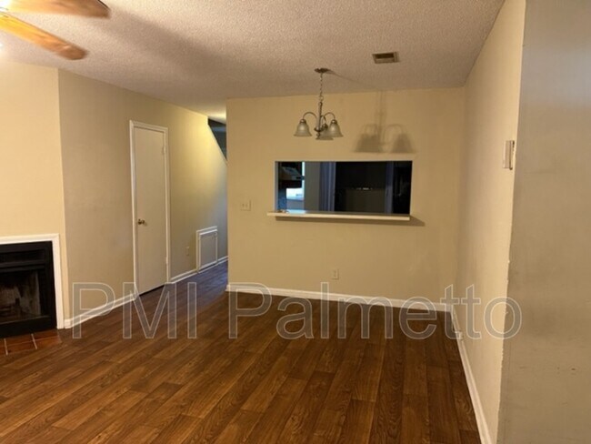 Foto del edificio - 129 Country Town Dr