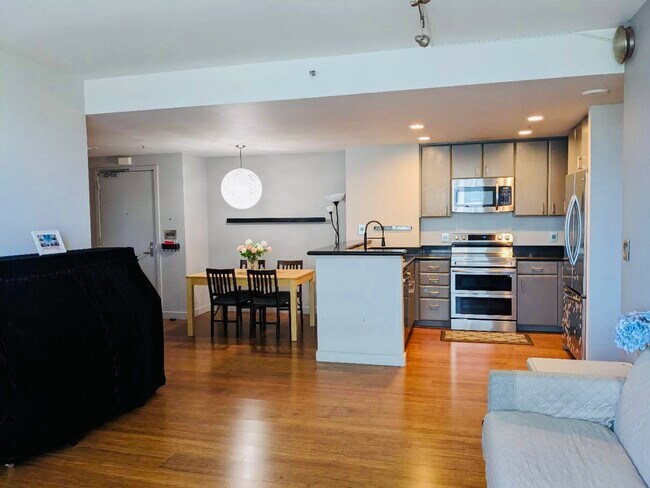 Living and dinning room - 260 King St
