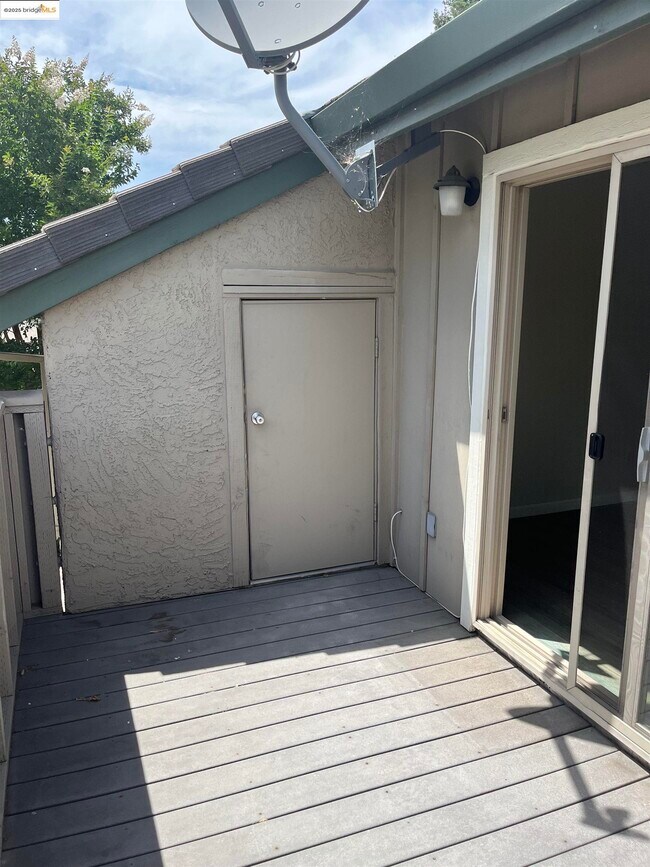 Building Photo - 2207 Lakeview Cir