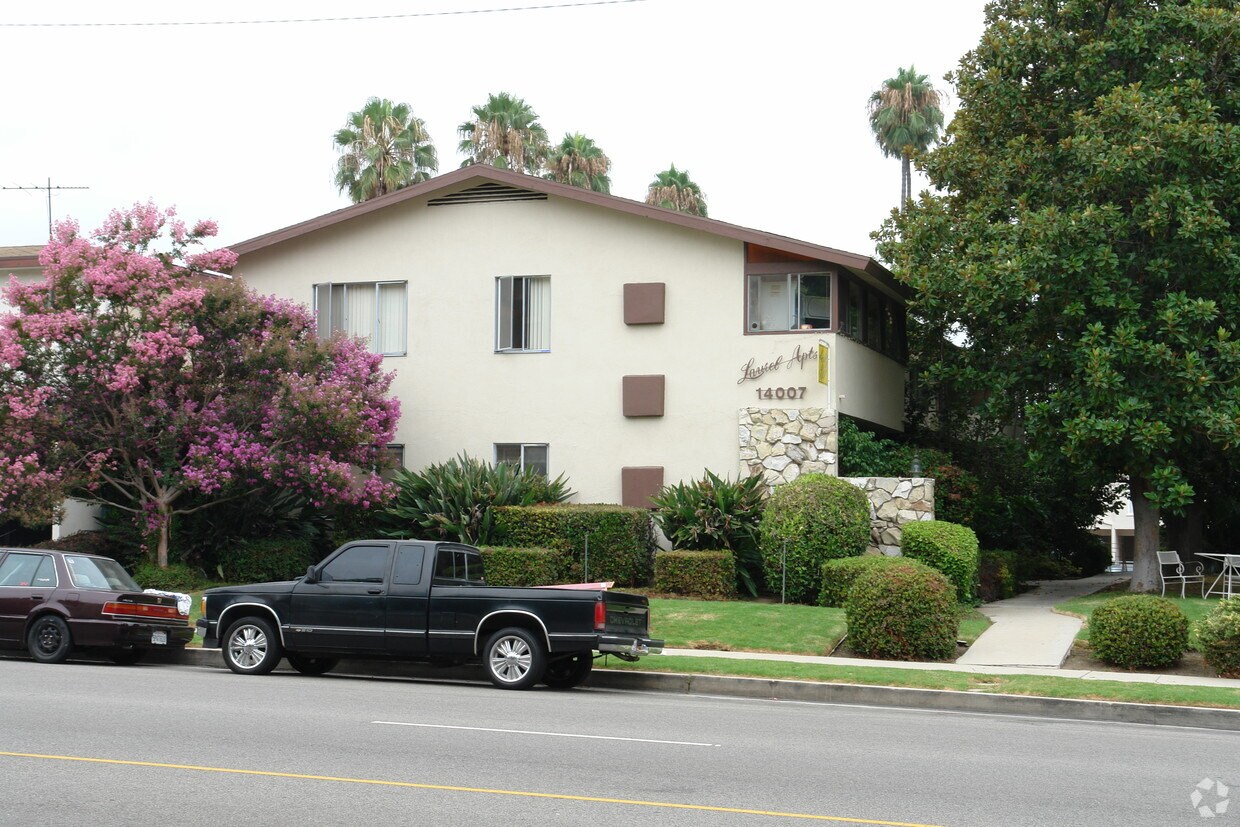 Foto principal - 14007 Moorpark St