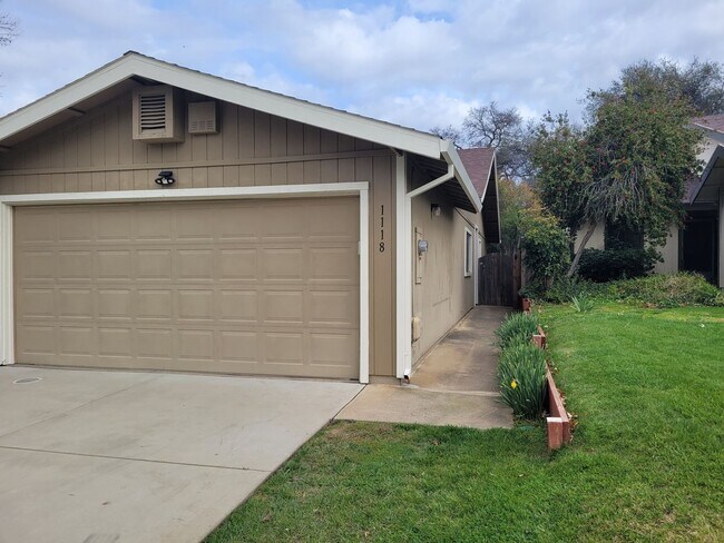 Building Photo - Roseville 2 bedroom with 2 car garage & la...