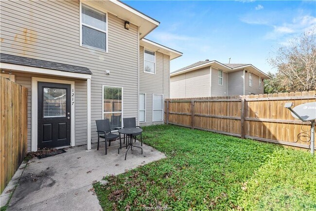 Building Photo - 1229 Oney Hervey Dr