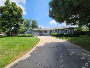 Building Photo - 250 E Graves Ave