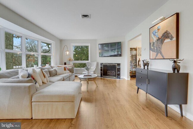 Foto del edificio - 3710 Lorcom Ln
