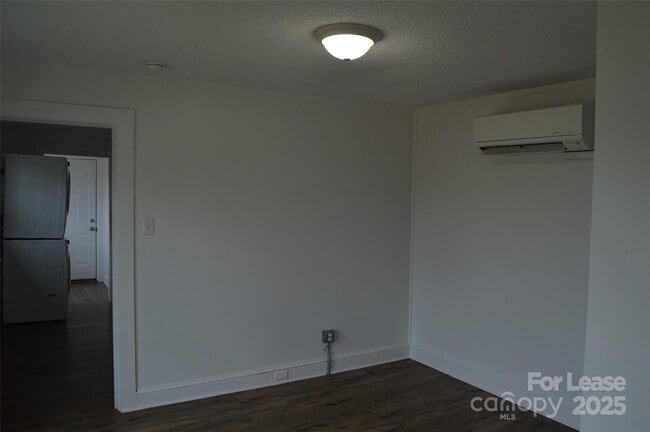 Building Photo - 707 S Elm St