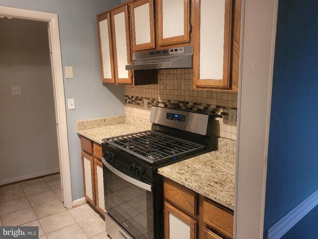 Building Photo - 3846 Lyndhurst Dr