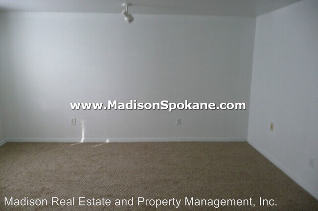 Building Photo - 3 br, 1 bath House - 5516 N. Oak St.