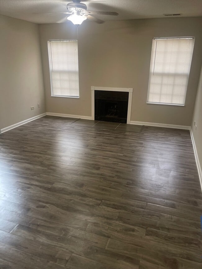 Building Photo - 2040 N Rand Rd