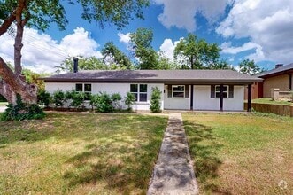 Building Photo - 1425 Oakhill Dr